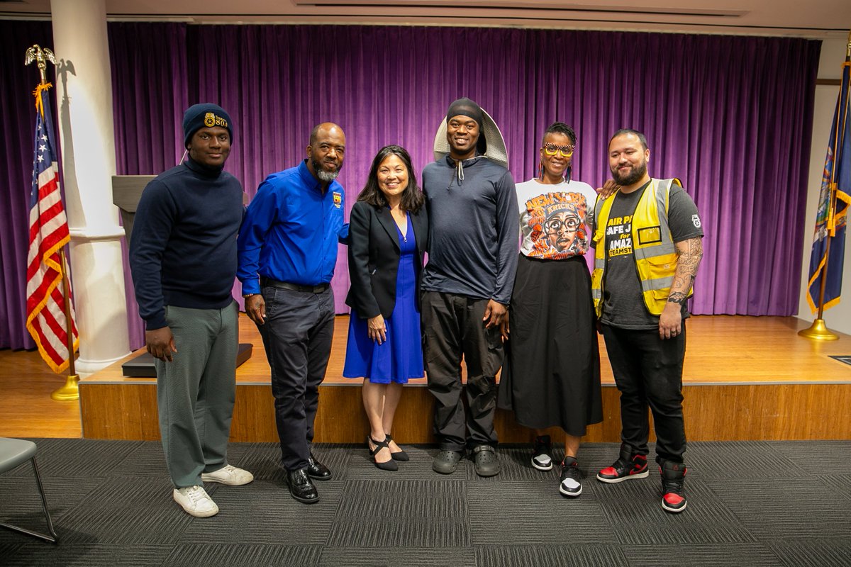 32BJSEIU's tweet photo. THREAD: From ramp agents moving heavy cargo in the boiling belly of a plane to cafeteria workers toiling over a hot stove, extreme heat is a real threat.

Grateful @DMJulieSu joined frontline workers to discuss heat and what they need to stay safe and healthy on the job. /1 https://t.co/eJqxbfMqNl