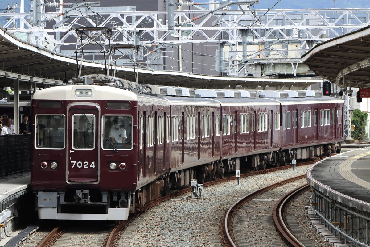 97attackbomber's tweet photo. 日曜日の箕面駅前2000lb爆弾処理で、箕面線が一部運休となりました。

終車の石橋⑤→③分散移動同様に、T#966で石橋⑤で客下ろし後、MST経由で石橋③に逆入線し日中停泊になりました。 https://t.co/jyqr1J2B8Y