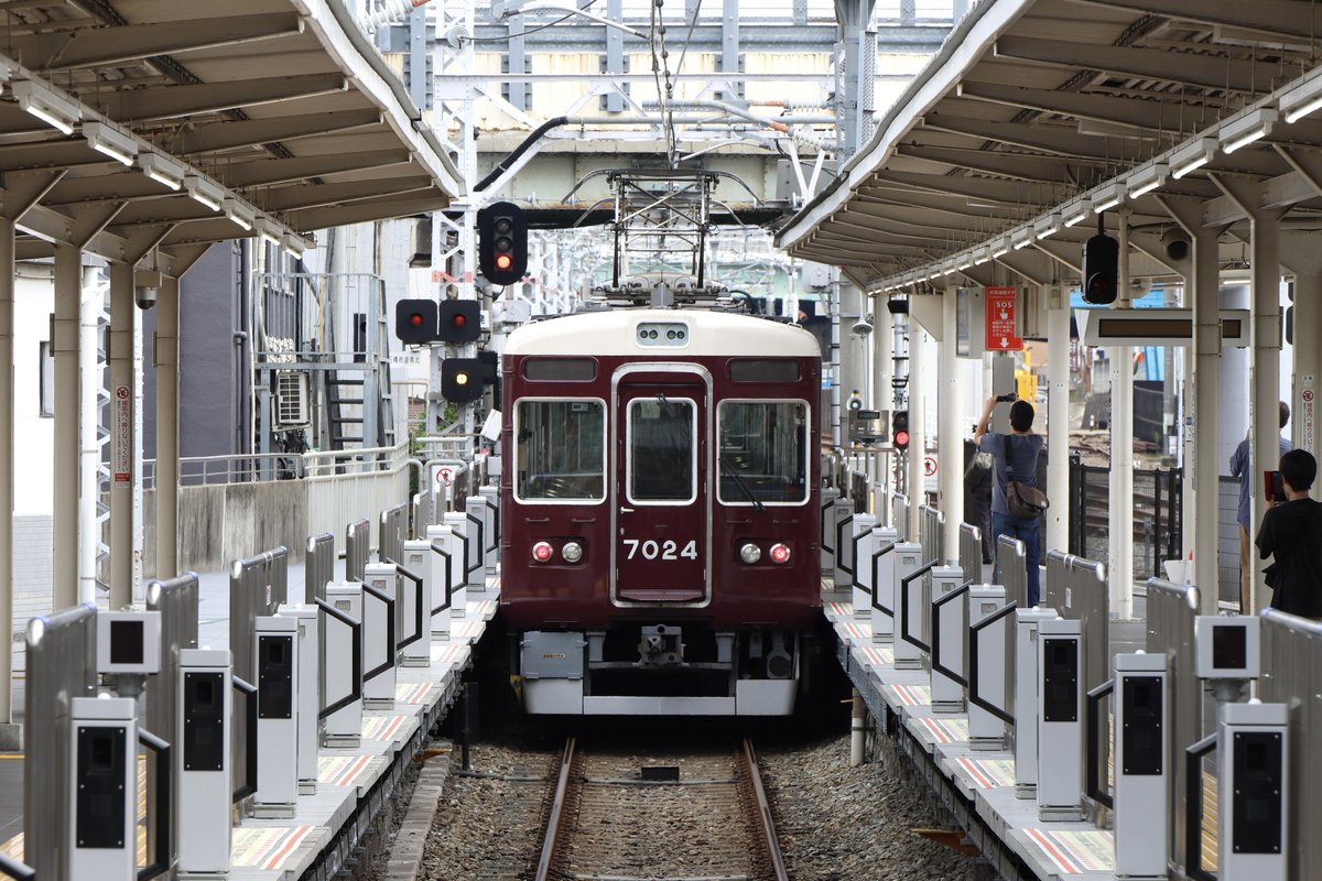 97attackbomber's tweet photo. 日曜日の箕面駅前2000lb爆弾処理で、箕面線が一部運休となりました。

終車の石橋⑤→③分散移動同様に、T#966で石橋⑤で客下ろし後、MST経由で石橋③に逆入線し日中停泊になりました。 https://t.co/jyqr1J2B8Y