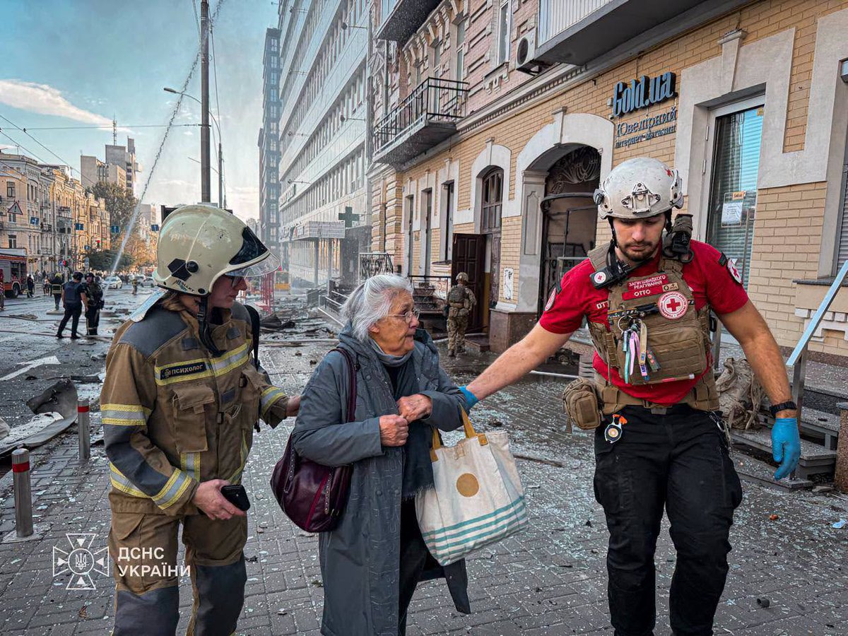 RedCrossUkraine's tweet photo. ❗Following Russian attacks in central #Kyiv, the Ukrainian Red Cross emergency response team worked alongside first responders at two locations. Volunteers provided first aid, assisted with resuscitation efforts and helped evacuate residents. #NotATarget #EmergencyResponse https://t.co/9rpBEAwuvG