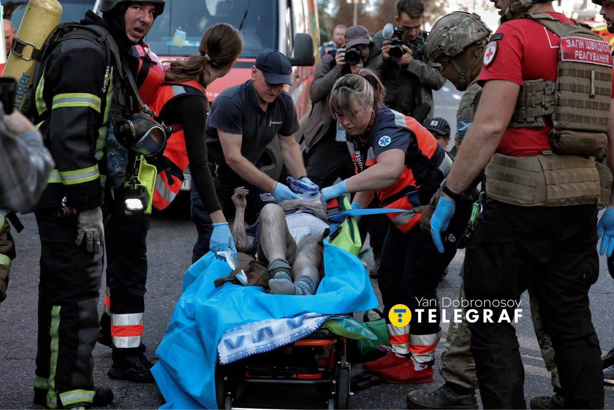 RedCrossUkraine's tweet photo. ❗Following Russian attacks in central #Kyiv, the Ukrainian Red Cross emergency response team worked alongside first responders at two locations. Volunteers provided first aid, assisted with resuscitation efforts and helped evacuate residents. #NotATarget #EmergencyResponse https://t.co/9rpBEAwuvG