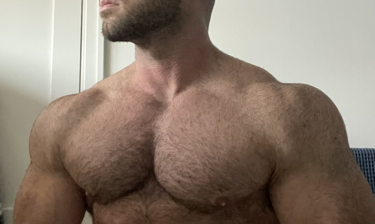 robbie_grows's tweet photo. Hiding from this storm https://t.co/tHAdnyXedi