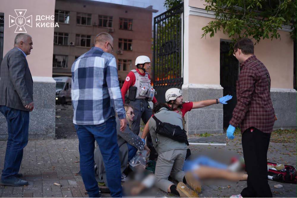 RedCrossUkraine's tweet photo. ❗Following Russian attacks in central #Kyiv, the Ukrainian Red Cross emergency response team worked alongside first responders at two locations. Volunteers provided first aid, assisted with resuscitation efforts and helped evacuate residents. #NotATarget #EmergencyResponse https://t.co/9rpBEAwuvG
