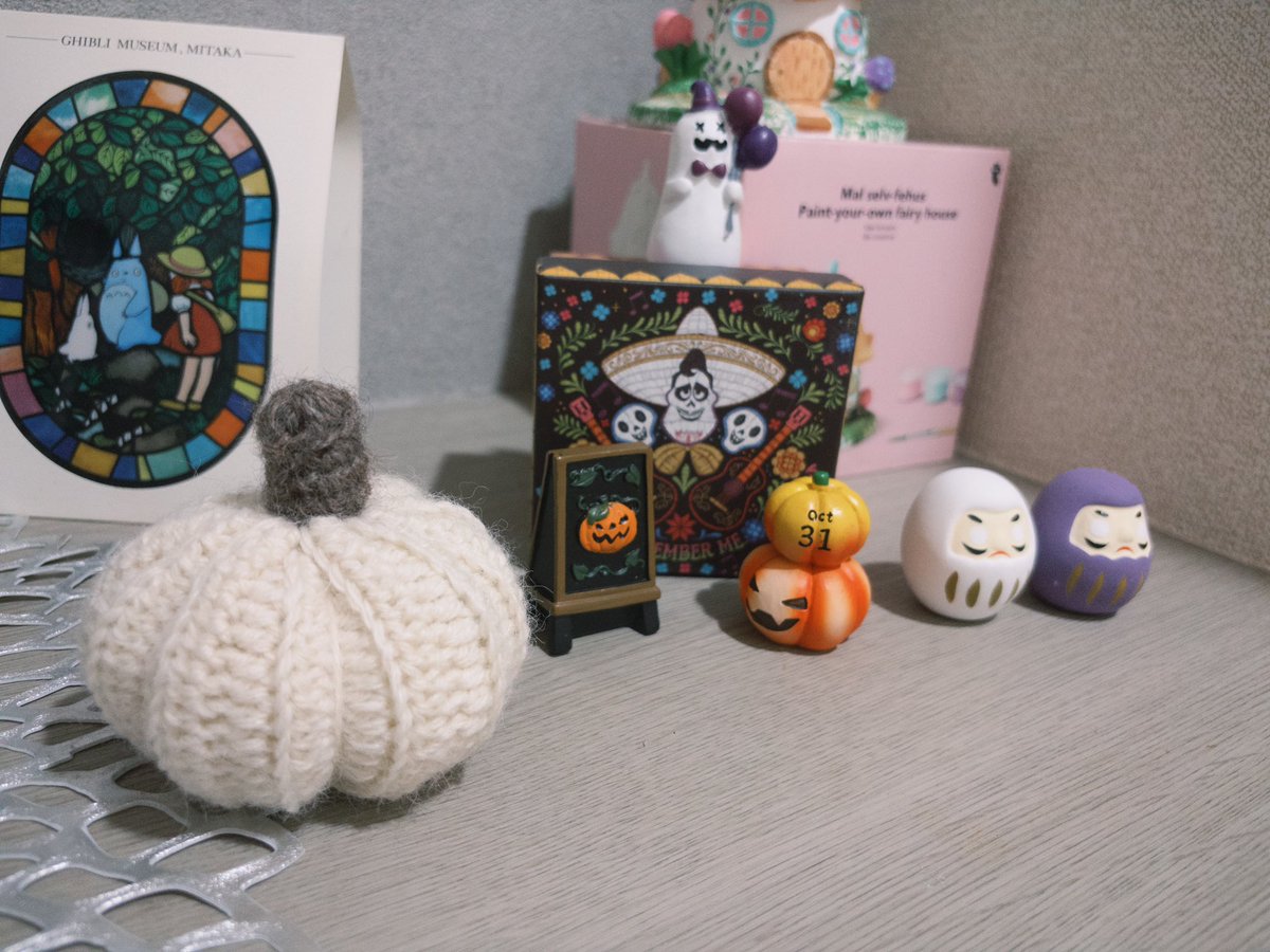 PinocoRadio's tweet photo. ハロウィン支度🎃👻
かぼちゃ編みました！
へたおおきくなっちゃった https://t.co/kKv9SqGn7t