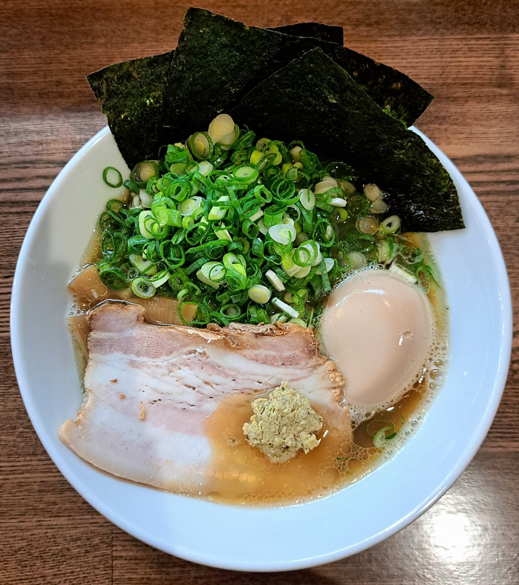 setsumen's tweet photo. 静岡市葵区呉服町
VON GOSSO(ボンゴッソ)さん
貝出汁ラーメン(醤油)
トッピング→味付玉子・ねぎ
あさりの炊き込みご飯(9月はサバのコチュジャン風)
#ラーメン #静岡 #葵区 #呉服町 #VONGOSSO #ボンゴッソ #ボンゴッソラーメン #貝出汁ラーメン #ramen #静岡ラーメン #静岡ランチ https://t.co/io93X2hpRA