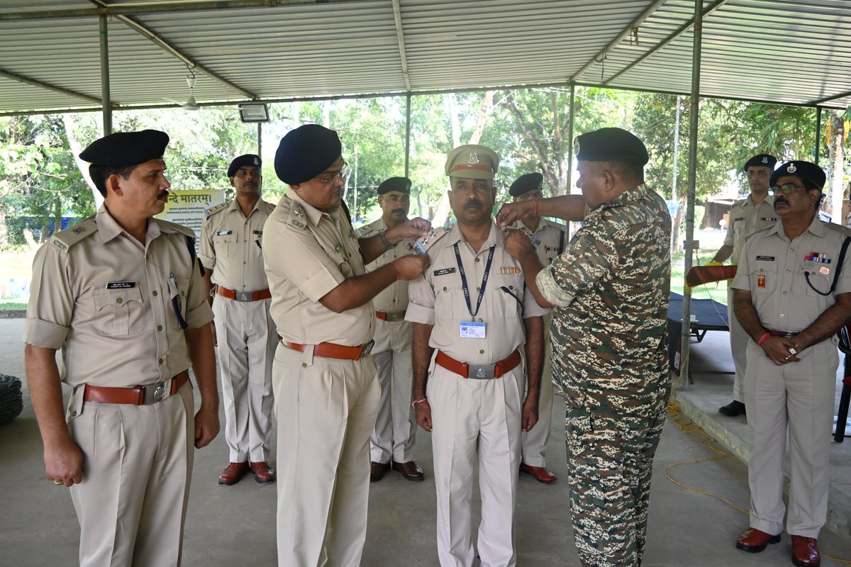 147BNCRPF's tweet photo. Promotion Ceremony @147 Bn CRPF 🇮🇳
ASI/GD Sajal Day has been promoted to the rank of SI/GD. The promotion ceremony was conducted by Sh. M. K. Sicon, Commandant, 147 Bn CRPF. https://t.co/nbGa4IyNxo