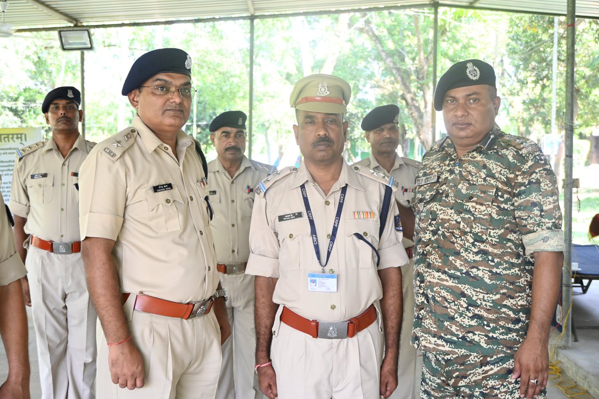 147BNCRPF's tweet photo. Promotion Ceremony @147 Bn CRPF 🇮🇳
ASI/GD Sajal Day has been promoted to the rank of SI/GD. The promotion ceremony was conducted by Sh. M. K. Sicon, Commandant, 147 Bn CRPF. https://t.co/nbGa4IyNxo