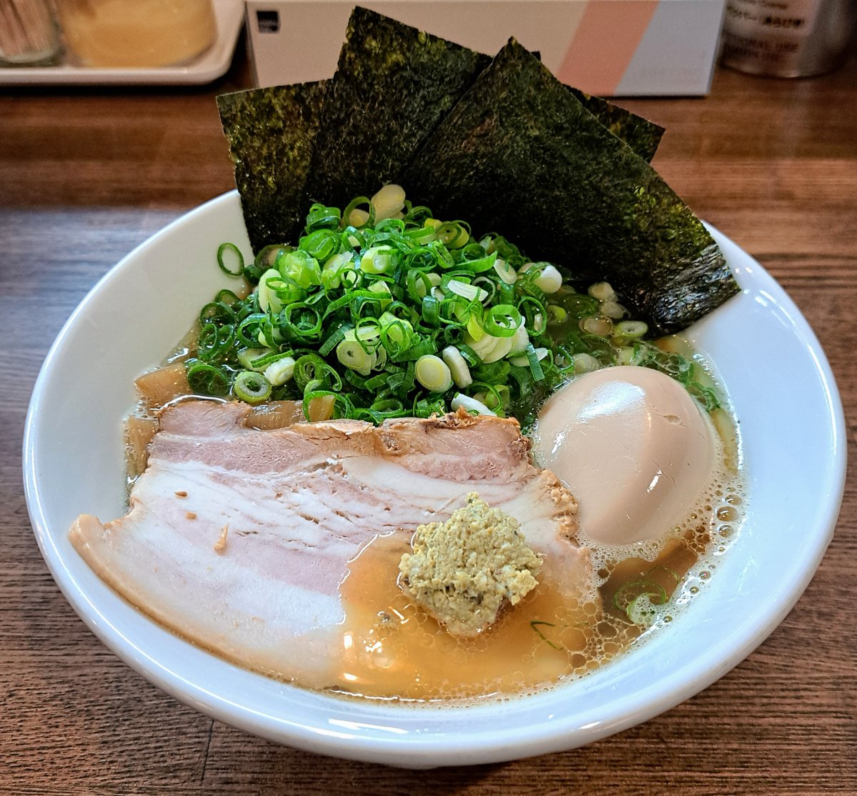 setsumen's tweet photo. 静岡市葵区呉服町
VON GOSSO(ボンゴッソ)さん
貝出汁ラーメン(醤油)
トッピング→味付玉子・ねぎ
あさりの炊き込みご飯(9月はサバのコチュジャン風)
#ラーメン #静岡 #葵区 #呉服町 #VONGOSSO #ボンゴッソ #ボンゴッソラーメン #貝出汁ラーメン #ramen #静岡ラーメン #静岡ランチ https://t.co/io93X2hpRA