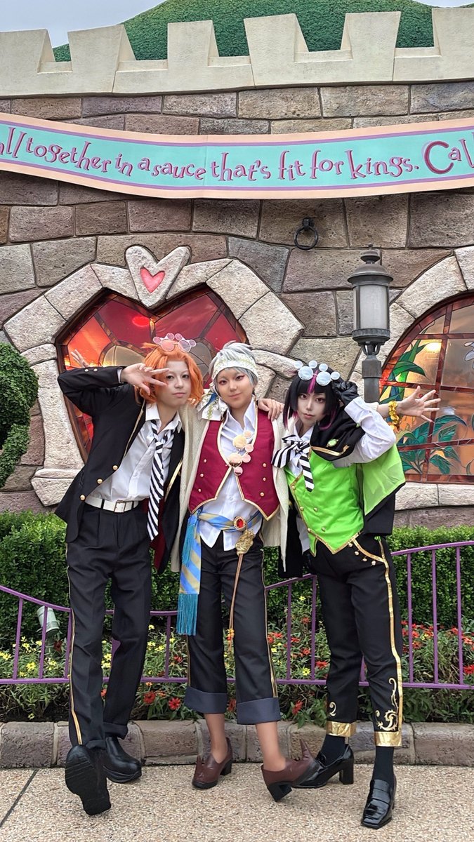 Pruumo7's tweet photo. アウパしたぞ🦇
初Dハロは軽音部とマブと🐱というある意味謎メンでいました
久しぶりにはしゃいだぁ

 #Dハロ仮装2026
 #Dハロツイステ https://t.co/J9vmdg5PgI
