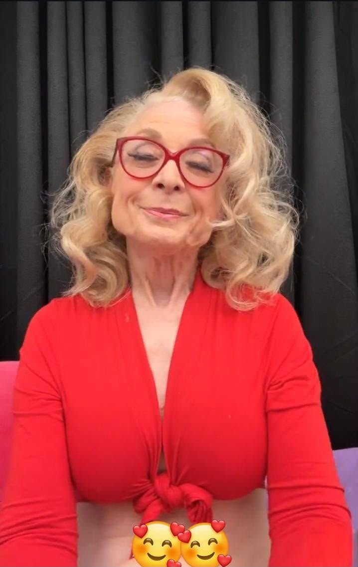 DarryleJons82's tweet photo. Confidence never goes out of style. A little smile, a little elegance, and a whole lot of good energy. 💕
Which photo is your favorite? 👇😊 https://t.co/pO4VxLWGLp
