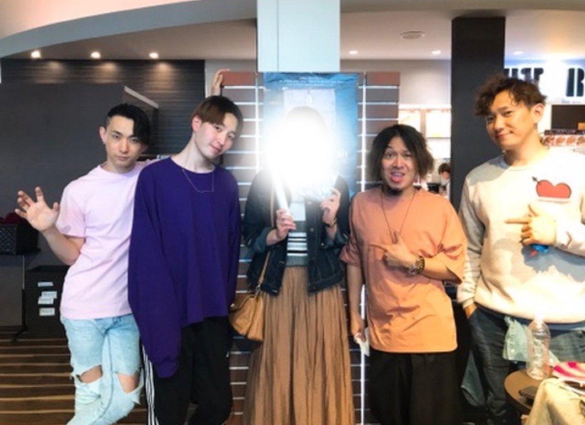 fnt_sotayuri9's tweet photo. インスタで颯太くんが瑠斗くんの曲を使ってくれてて地元民として嬉し過ぎたー!
瑠斗くん今も頑張ってるんだな〜ご両親もとても素敵な方々なんだよな〜✨またLIVE行きたいな🥺ところで泉亮さんとEIMAYさん元気にしてるかなー
写真は9年前のものwえ!もう9年…
#中島颯太
#笠原瑠斗
#泉亮
#EIMAY
#MOL https://t.co/fPN4N0pVil