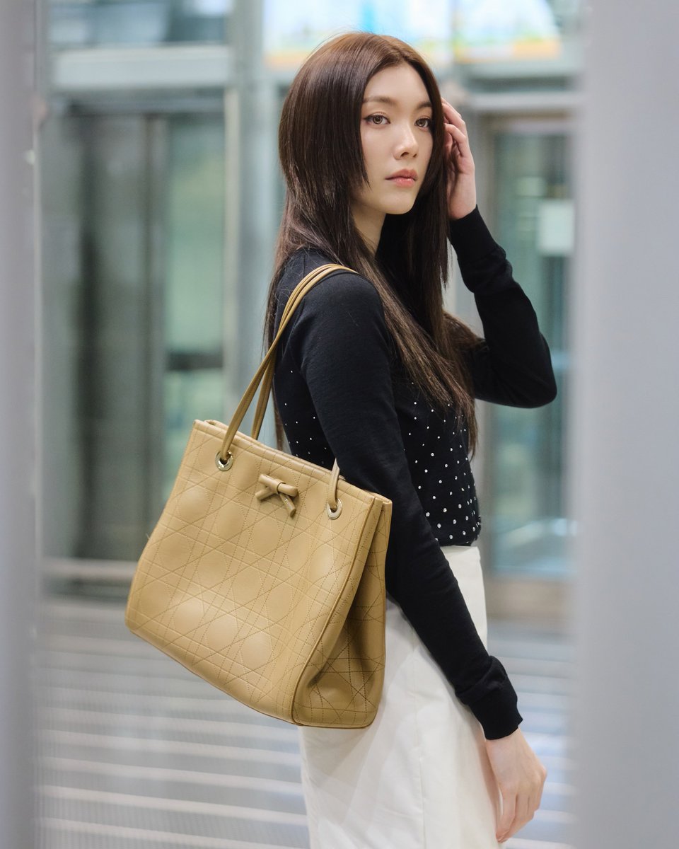 pangmak2026's tweet photo. ปังมาก!
สวยหรูพุ่งไกลถึงปารีส! “หลิงหลิง – ออม” เตรียมเข้าร่วมชมแฟชั่นโชว์คอลเลกชั่นใหม่ล่าสุด Dior Summer 2027 Ready-to-Wear ในวันอังคารที่ 29 กันยายนนี้
 
LINGORM_FLY_TO_DIOR_PFW

#LingOrmDiorAirportLook
#LinglingKwong 
#Ormkornnaphat
#DiorSummer27
#Dior #LingOrm https://t.co/cef6aFj4Pv