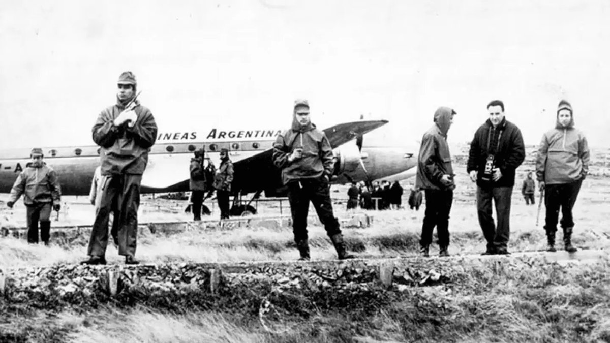 HistPresente's tweet photo. A 60 años del Operativo Cóndor en Malvinas y las 7 banderas 🇦🇷 que flamearon en nuestras islas. La causa más grande del glorioso pueblo argentino, la unión nacional es por acá. "O concretamos nuestro futuro. O moriremos con el pasado”. https://t.co/6W9o8HGFCB
