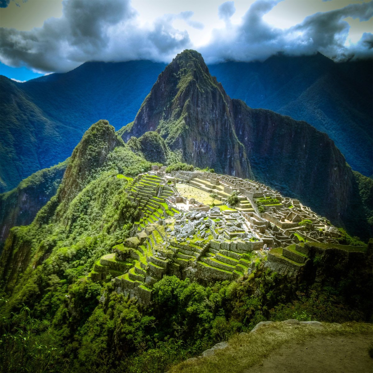 godsofourlands's tweet photo. Machu Picchu was built high in the Andes, in a place with no easy way to get materials up.
The Inca did it anyway, and it's still standing 500+ years later.

8 facts about the "Lost City of the Incas" 🧵👇

#HistoryMonday #MachuPicchu https://t.co/uj5VCYYDdP