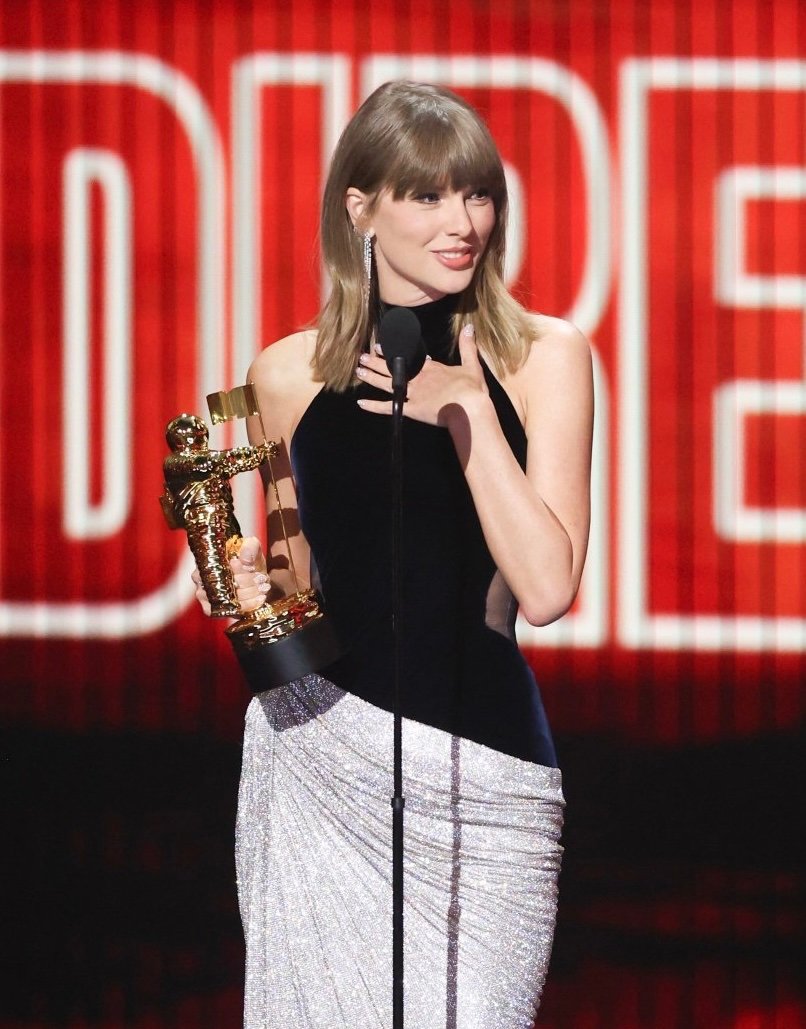 TheTSDataPlus's tweet photo. 🚨Taylor Swift is officially the most awarded artist in VMAs HISTORY (33)! https://t.co/JU8hdGbJWF