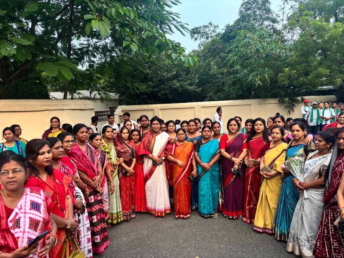 DrLekhaShree's tweet photo. ଆଜି ଆମ ଦଳର ବରିଷ୍ଠ ମହିଳା ନେତ୍ରୀ ମାନେ ନବୀନ ନିବାସରେ ଆମ ନେତା ତଥା ଓଡିଶାର ପୂର୍ବତନ ମୁଖ୍ୟମନ୍ତ୍ରୀ ନବୀନ ପଟ୍ଟନାୟକଙ୍କୁ ଭେଟି ଆଗାମୀ ଦିନରେ ପୁଣିଥରେ ତାଙ୍କୁ ମୁଖ୍ୟମନ୍ତ୍ରୀ ରୂପେ ଦେଖିବା ପାଇଁ କାର୍ଯ୍ୟ କରିବାକୁ ସପଥ ନେଲୁ l

@Naveen_Odisha 
@bjd_odisha https://t.co/z4VLLHKn4O