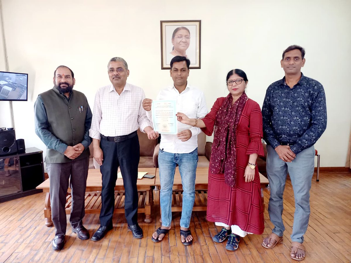 IGNOULucknow's tweet photo. Proud to share that one of our Learner Mohd. Shahabuddin Khan, MAJMC, was successful to earn First division, thus making this recognition more meaningful and motivating his known ones to dream bigger and better. SRD &amp; Head Dr. Anil Kumar Misra handed over the prestigious degree. https://t.co/W8hEP5VEWW