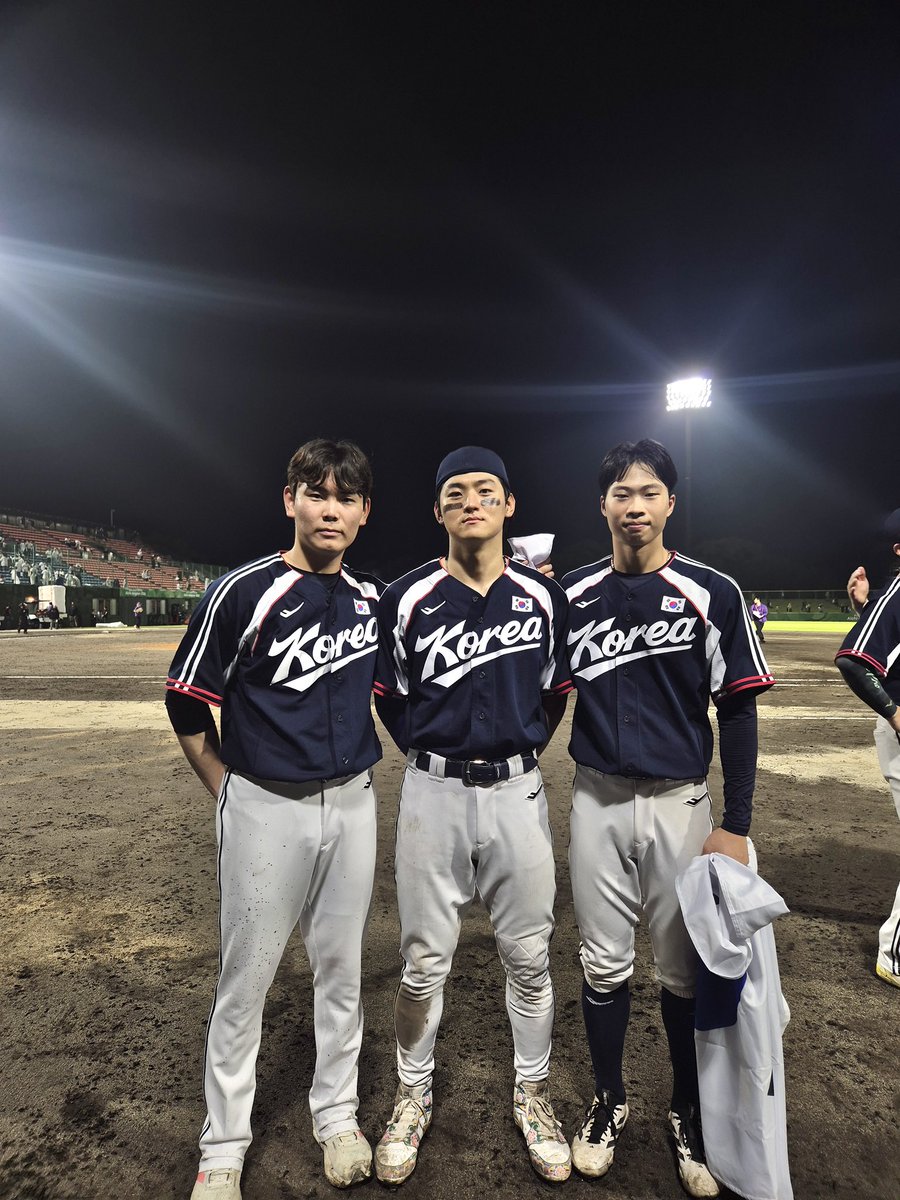 Kiatigers's tweet photo. 트친들이 어제부터 찾던 단체 사진도 전달받았습니댜🇰🇷 https://t.co/sjBXphJiTG