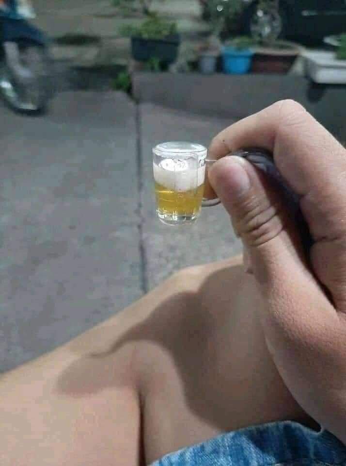 oneforeds's tweet photo. aku lagi bengong mikirin random banyak hal di isi kepala, mikir sambil mimi. 

phew phew. https://t.co/gxqwG2ucor