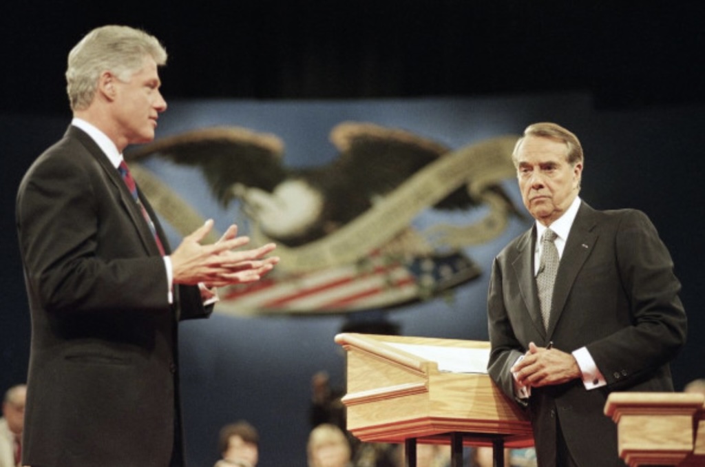 30YearsAgoWire's tweet photo. Two candidates, one Hartford stage ๐บ๐ธ๐บ President Clinton and Senator Dole meet for the first of their two presidential debates, with PBS's Jim Lehrer moderating in front of some 46 million TV viewers. #Debate96 #ClintonDole #Election96 https://t.co/Kc9AMTJEXZ