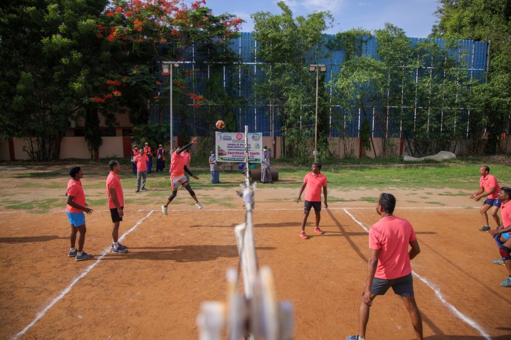 GMSRailway's tweet photo. Where Sports Meets Sanitation!
Salem Division held cleaning drives in various districts and a volleyball activity at the Divisional Office promoting fitness and cleanliness. ✨
#SwachhataHiSeva #Salem #SouthernRailway #IndianRailways #SHS https://t.co/NwIVFDdu3w