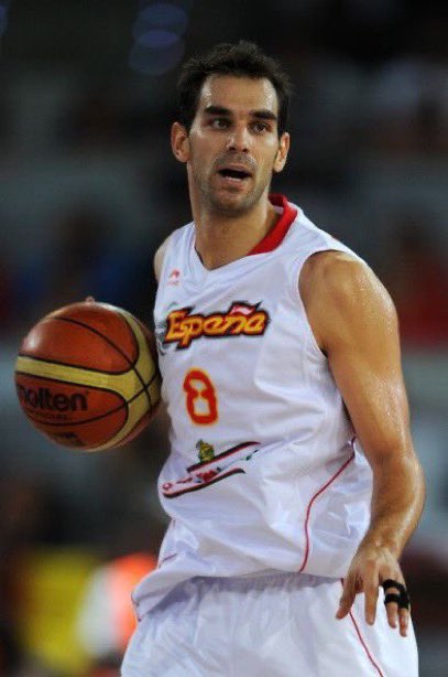 PasionBasketNBA's tweet photo. Hoy cumple 45 años José Manuel Calderón:

➡️ 14 temporadas NBA
➡️ 2 Platas y 1 Bronce en los JJOO
➡️ 1 Oro Mundial
➡️ 1 Oro, 2 Platas y 1 Bronce en el Eurobasket
➡️ 1 Copa del Rey
➡️ Mejor Quinteto ACB
➡️ Mejor Quinteto Eurobasket
➡️ 1 LEB Oro
➡️ Hall of Fame baloncesto español 

¡Felicidades "Mr Catering"! @JmCalderon