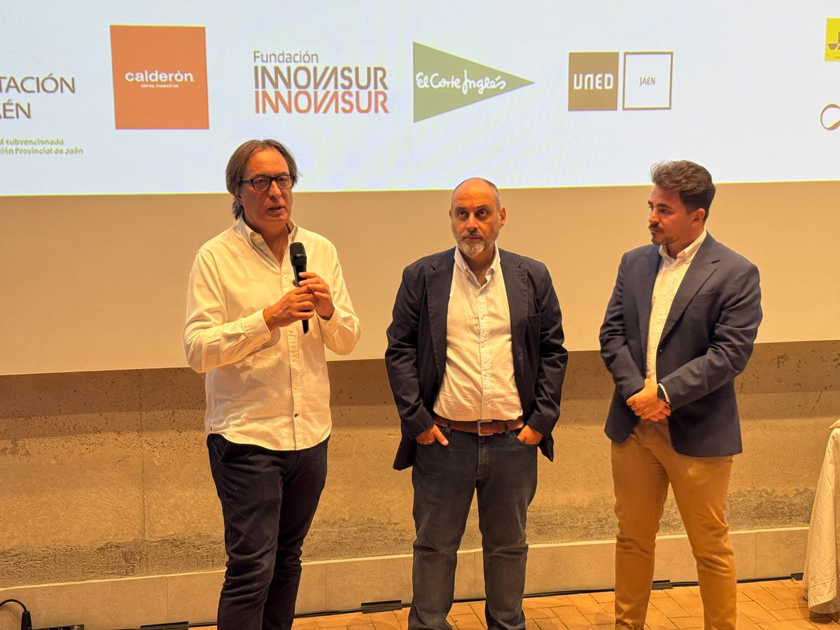 UnedJaen's tweet photo. 🏆 Entrega de premios del YYY? Visual Fest de #jaén 

El 25 de septiembre vivimos una noche muy especial en la gala de entrega de premios del Visual Fest YYY? 
🎥 Para @unedjaen fue un honor participar en este encuentro. 

#somosuned #unedconlacultura #cortometrajes #premios https://t.co/HvLW0B0kkg