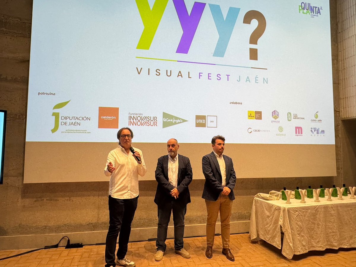 UnedJaen's tweet photo. 🏆 Entrega de premios del YYY? Visual Fest de #jaén 

El 25 de septiembre vivimos una noche muy especial en la gala de entrega de premios del Visual Fest YYY? 
🎥 Para @unedjaen fue un honor participar en este encuentro. 

#somosuned #unedconlacultura #cortometrajes #premios https://t.co/HvLW0B0kkg