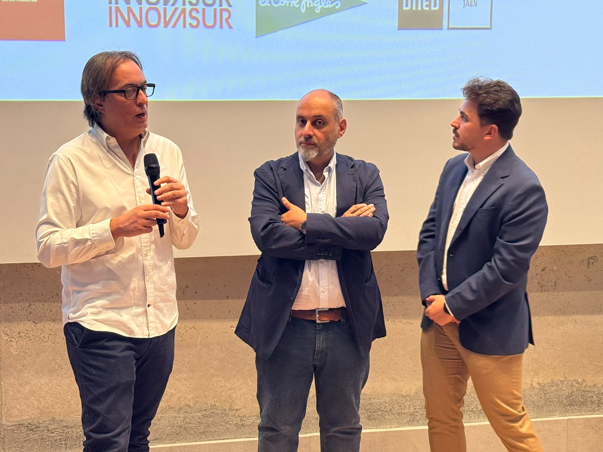 UnedJaen's tweet photo. 🏆 Entrega de premios del YYY? Visual Fest de #jaén 

El 25 de septiembre vivimos una noche muy especial en la gala de entrega de premios del Visual Fest YYY? 
🎥 Para @unedjaen fue un honor participar en este encuentro. 

#somosuned #unedconlacultura #cortometrajes #premios https://t.co/HvLW0B0kkg