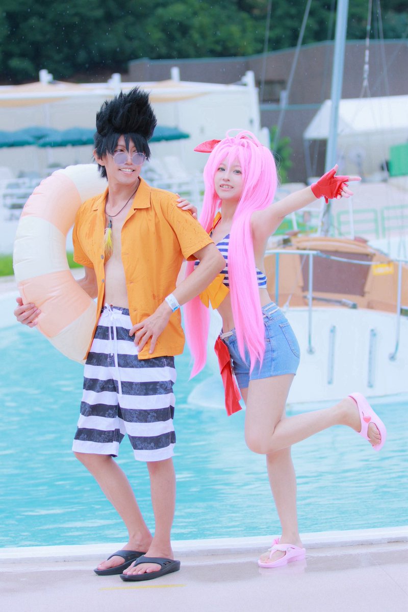 uzura_san06's tweet photo. ⚠️Cosplay【Macross7】

「プールに来てまで子守りかよ」
「すぐ子供扱いするんだからっ💢」
「あーもーうるせぇな、歌うぞ」
「今！？泳がないの！？ちょっとバサラぁ！」

📸しまだっちさん

神😭✨️土砂降りだったのに、まるで常夏なん凄すぎます🙏✨

🔥ひよさん
🩷私

#超コスチャinレオマ https://t.co/dIsm5W3YfD