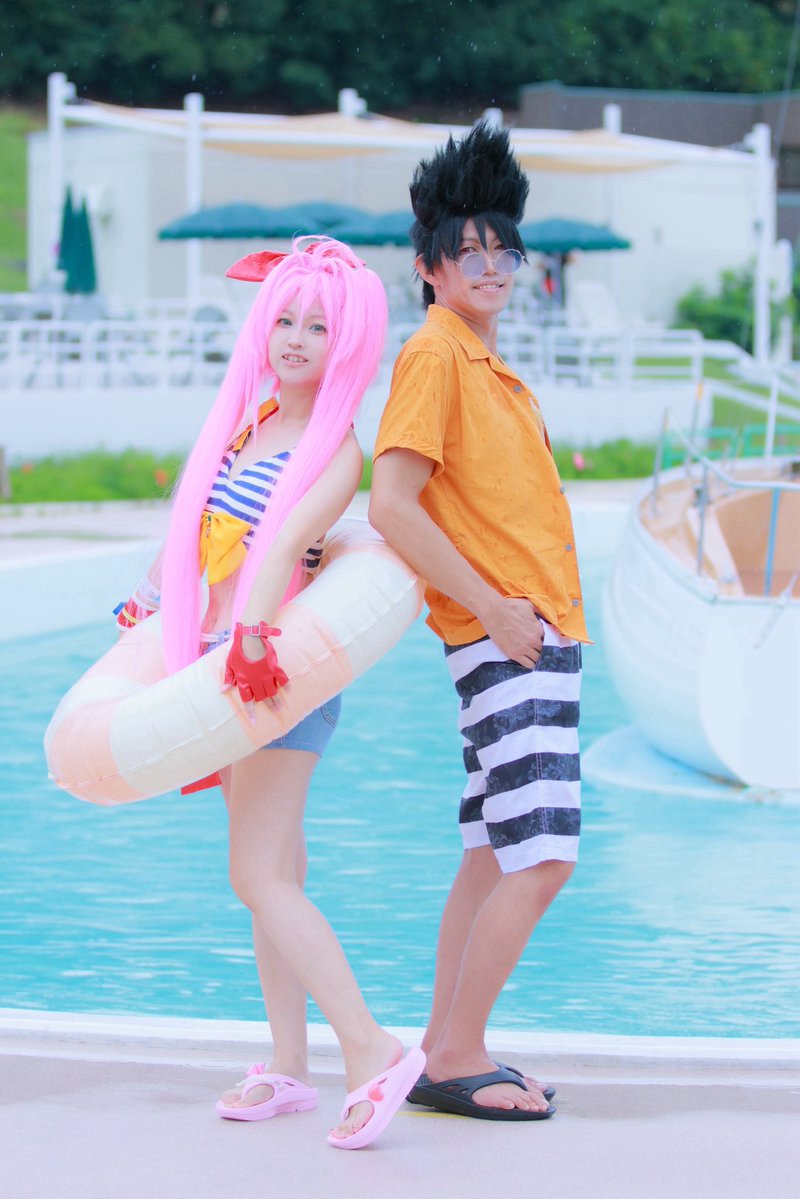 uzura_san06's tweet photo. ⚠️Cosplay【Macross7】

「プールに来てまで子守りかよ」
「すぐ子供扱いするんだからっ💢」
「あーもーうるせぇな、歌うぞ」
「今！？泳がないの！？ちょっとバサラぁ！」

📸しまだっちさん

神😭✨️土砂降りだったのに、まるで常夏なん凄すぎます🙏✨

🔥ひよさん
🩷私

#超コスチャinレオマ https://t.co/dIsm5W3YfD