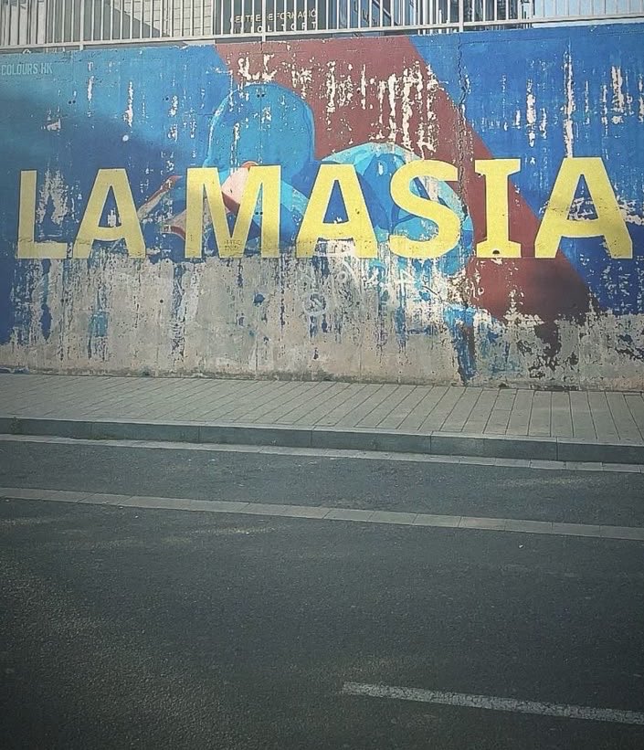Foodmercato's tweet photo. 🚨🍽️ AU MENU CE MATIN : LA MASÍA 

👑 La Masia est le SEUL centre de formation de l'HISTOIRE à détenir le record ABSOLU de Ballons d'Or dans son académie. 🔵🔴

📉 En face, La Fábrica ⚪️⚪️ du Real Madrid n'a JAMAIS réussi à avoir le moindre Ballon d'Or de TOUTE son histoire 🤯 https://t.co/KXiJOxV2J3