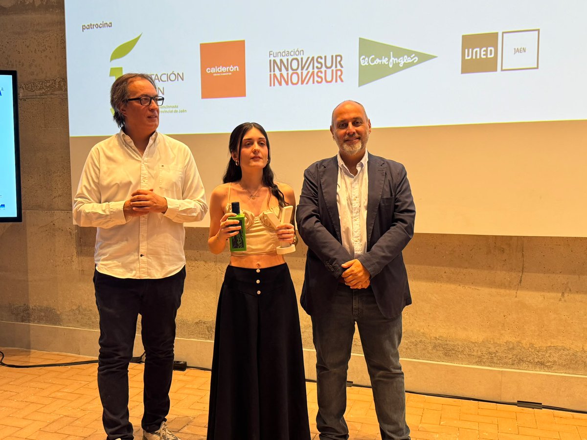UnedJaen's tweet photo. 🏆 Entrega de premios del YYY? Visual Fest de #jaén 

El 25 de septiembre vivimos una noche muy especial en la gala de entrega de premios del Visual Fest YYY? 
🎥 Para @unedjaen fue un honor participar en este encuentro. 

#somosuned #unedconlacultura #cortometrajes #premios https://t.co/HvLW0B0kkg