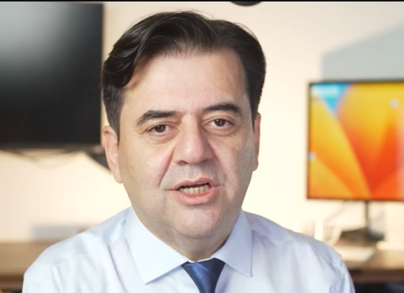 tsbartleby's tweet photo. @Dragonomi @cem__soner Sadullah ağabi, sıhhatler olsun. Saçlara sponsor buldun sanırım. (bknz: ne var ne yok düzenli takipçisi) https://t.co/CTrDWGa755