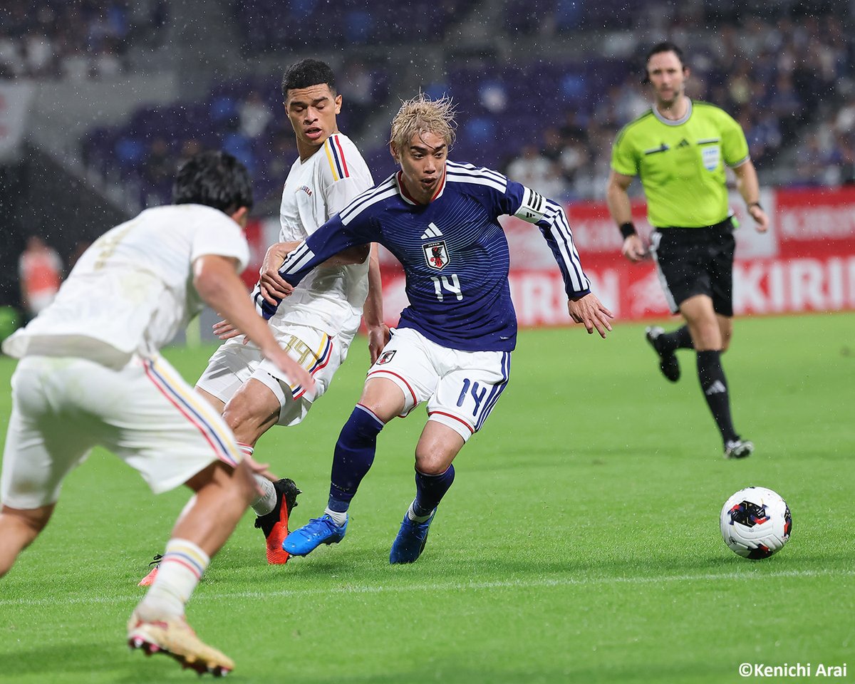 GoalJP_Official's tweet photo. 🇯🇵 起死回生の劇的PK弾！ベネズエラ撃破 🇻🇪

後半、主力を投入した日本はKO直後に失点するも、その3分後に上田綺世が同点ゴール！

終盤にはPK献上かと思われたが、その直前に久保建英がPA内でファウルを受けており、逆に日本代表がPK奪取！これを上田綺世が決めて逆転勝利！

#サッカー日本代表 #SAMURAIBLUE

日本 2-1 ベネズエラ