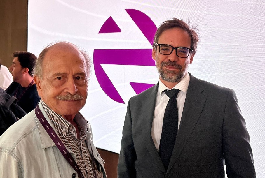 Transxte's tweet photo. Hoy he tenido el privijegio de conocer en persona a Juan Toribio, creador del diseño original de la imagen de renfe que hoy renovamos. Es un buen día para rendir homenaje a uno de los diseñadores que han construido nuestra cultura visual de país. https://t.co/o21u62C2Q6