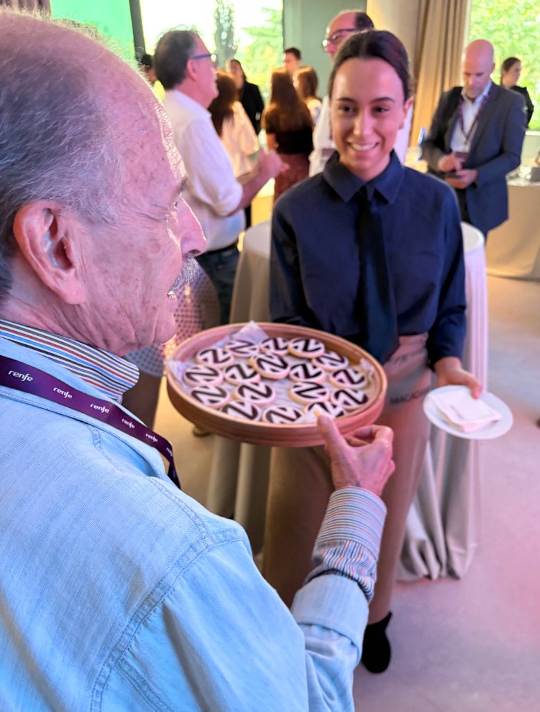 Transxte's tweet photo. Hoy he tenido el privijegio de conocer en persona a Juan Toribio, creador del diseño original de la imagen de renfe que hoy renovamos. Es un buen día para rendir homenaje a uno de los diseñadores que han construido nuestra cultura visual de país. https://t.co/o21u62C2Q6