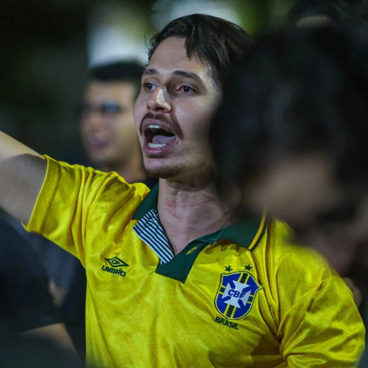 republiqueBRA's tweet photo. 🚔 ⛓️ Candidato a deputado federal, Wilker Leão é PRESO em flagrante pela PF por suposto dano ao patrimônio, após cobrir pichações e grafites nas paredes externas do Instituto de Artes (IdA) da UnB. https://t.co/nCGRQSjcZh