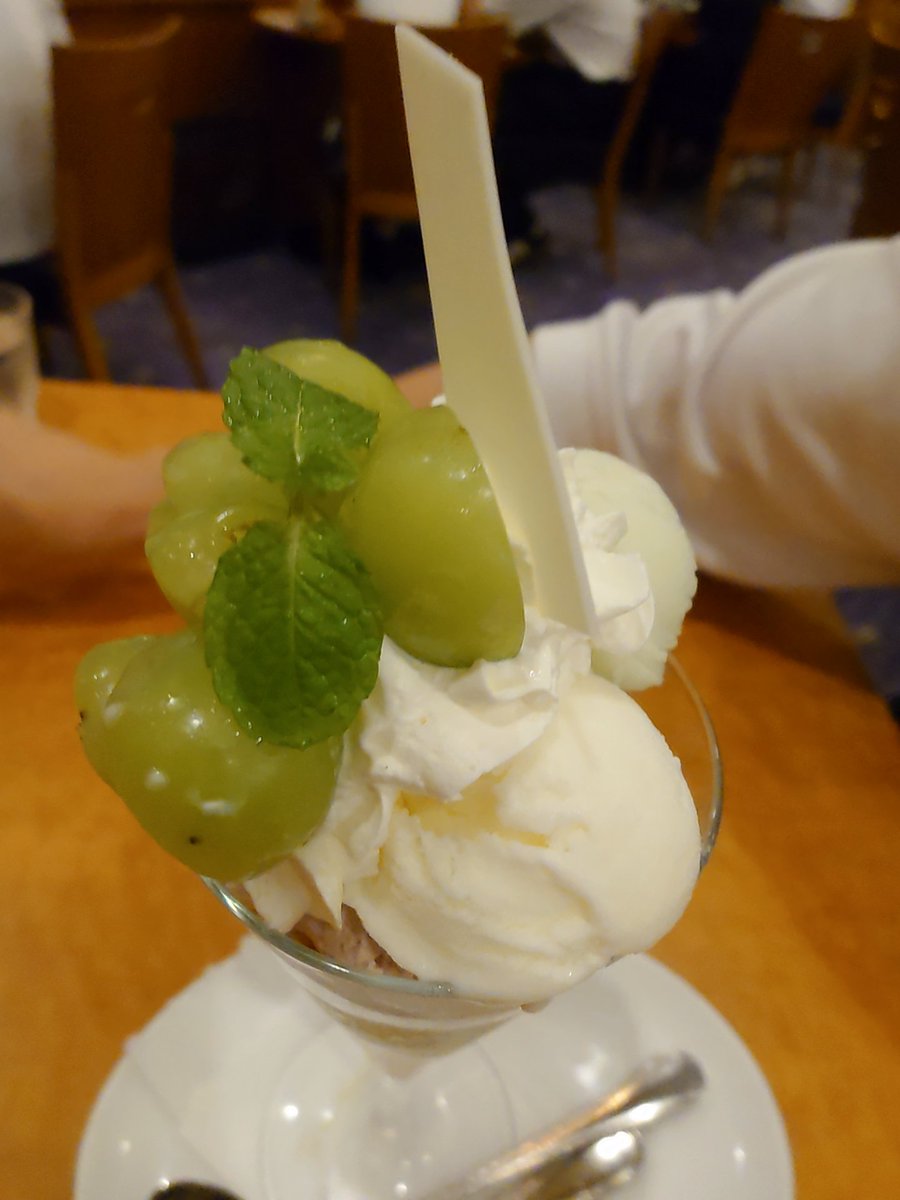 aoinoa919's tweet photo. おいちかったシャインマスカットパフェパフェ🍨🍨🍨 https://t.co/RX1U5Z1o22