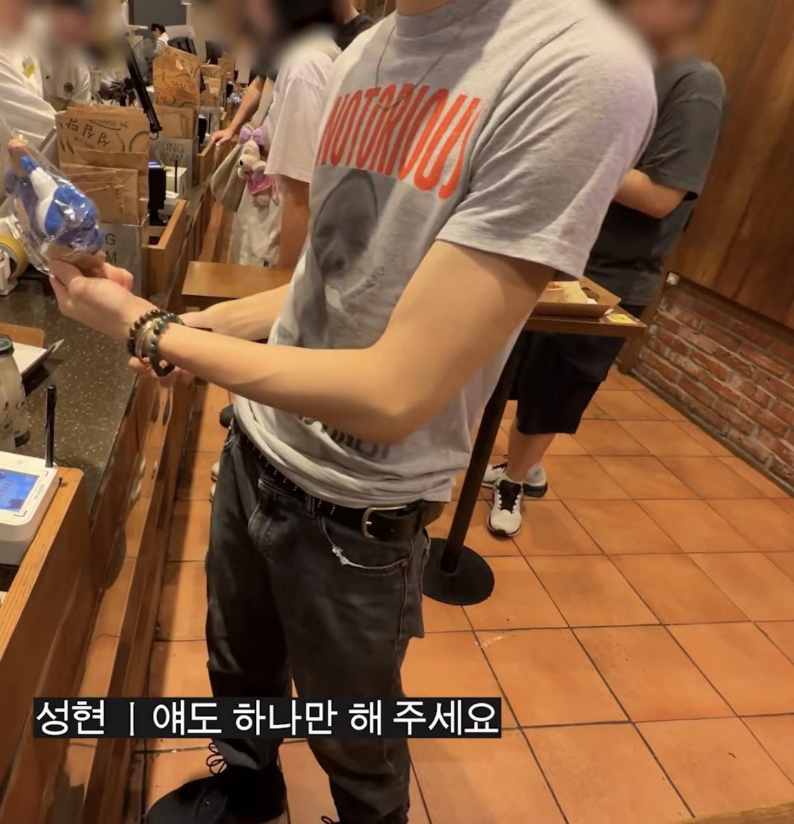 zwwv9d's tweet photo. 와잠만,  엄셩현 성심당에서빵사다가곰탱이집어서 계산하길래 설마.   했는데 진짜로 안곤호 손에들어감.. https://t.co/EFvjN0ReUb