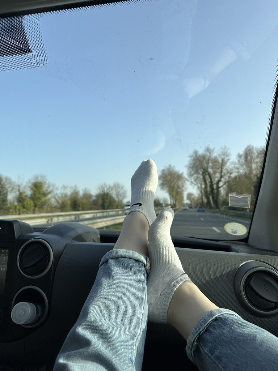 deessenora06's tweet photo. Moment détente pendant que mon slave conduit

#findom #moneyslave #feetِ #moneymiss #domina https://t.co/pvGcPrun89