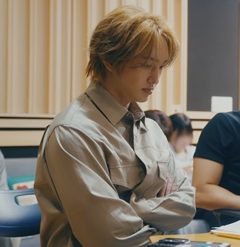 onkey_1423's tweet photo. Jinki in serious mode is really attractive 🫠🫰🏼 https://t.co/qvYjMlBGzt