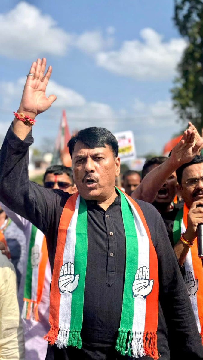 INCIndia's tweet photo. ज्ञानेश कुमार ने जनता के वोट चुराकर लोकतंत्र की हत्या की है। 

'वोट चोर' ज्ञानेश को गद्दी छोड़नी होगी और उन्हें तत्काल गिरफ्तार किया जाना चाहिए। 

इसी मांग के साथ प्रदेश कांग्रेस अध्यक्ष @AmitChavdaINC जी के नेतृत्व में कांग्रेस के नेताओं-कार्यकर्ताओं ने हल्ला बोला।

📍 गुजरात https://t.co/Q08CF2Rsl5