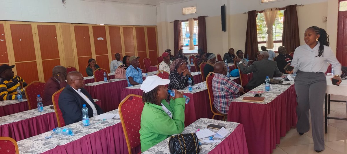 KoanKenya's tweet photo. Cynthia from @RegenOrganics trained farmers &amp; agents in Matuu on EverGrow Organic Fertilizer: application, quantities &amp; why Kilimohai certification matters.
Vouchers: Kshs 2,000/bag in Kirinyaga, Murang'a &amp; Machakos. Register for voucher via 📲 4831000# or Call 📞0745 341 061 https://t.co/9nIHwn3pHm