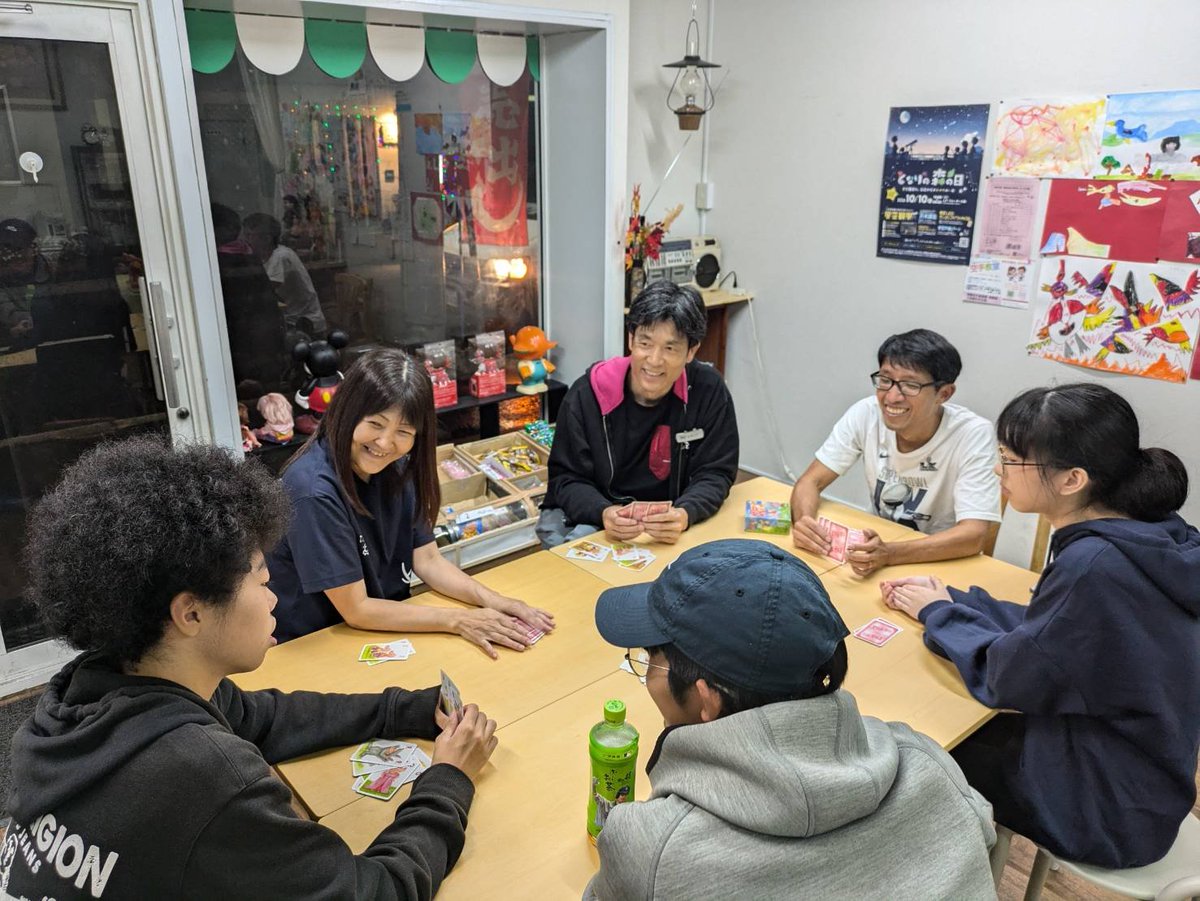 itoconchi's tweet photo. 今日のあけぼのホイスコーレの授業は
「英語であそぼ！」
日本語会話はNGのカードゲームを実施！！
数字や簡単な会話も英語で話すといつもとは何か違う新鮮な雰囲気で楽しむことができましたー😊 https://t.co/kcPVrKEmmO