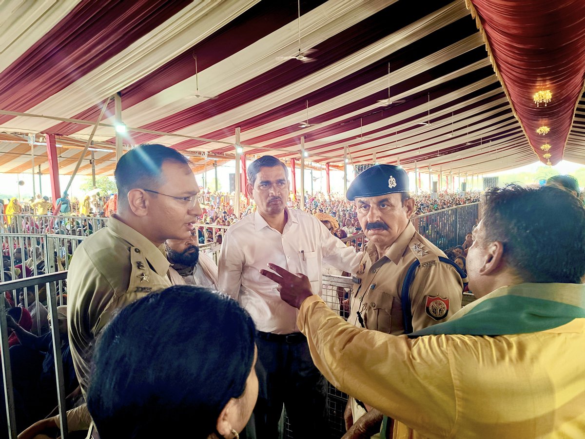 DMMathura1's tweet photo. थाना बरसाना क्षेत्रांतर्गत आयोजित शिव पुराण कथा वाचन के दृष्टिगत कार्यक्रम स्थल का निरीक्षण किया।

श्रद्धालुओं हेतु की गई विभिन्न सुविधाओं का जायजा लिया।

प्रवेश एवं निकास द्वारों, स्वास्थ्य, सुरक्षा, यातायात, साफ-सफाई, पेयजल आदि व्यवस्थाओं का अवलोकन लिया।

अधिकारियों को आवश्यक दिशा-निर्देश दिए।

@UPGovt @myogiadityanath
@CMOfficeUP @InfoDeptUP
