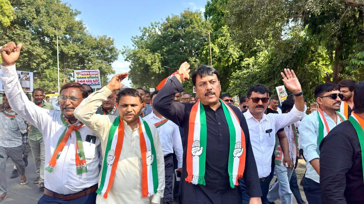 INCIndia's tweet photo. ज्ञानेश कुमार ने जनता के वोट चुराकर लोकतंत्र की हत्या की है। 

'वोट चोर' ज्ञानेश को गद्दी छोड़नी होगी और उन्हें तत्काल गिरफ्तार किया जाना चाहिए। 

इसी मांग के साथ प्रदेश कांग्रेस अध्यक्ष @AmitChavdaINC जी के नेतृत्व में कांग्रेस के नेताओं-कार्यकर्ताओं ने हल्ला बोला।

📍 गुजरात https://t.co/Q08CF2Rsl5