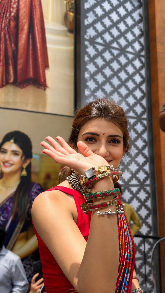 sreeleelaaddict's tweet photo. #sreeleela Iconic Red Saree 
4K HD Pics Part 5

..... SREELEELA DEVOTEE..... https://t.co/JcSOGYek88