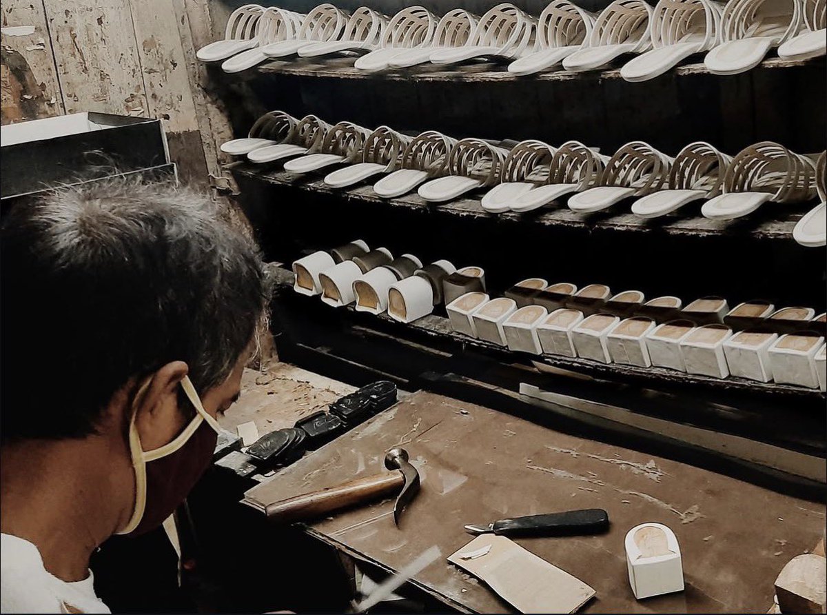 alluraxxsss's tweet photo. MARIKINA SHOES WITH A STORY BEHIND THEM. 🇵🇭👠

Hindi lang pala basta locally made—Kendra Manila is handcrafted by local artisans who put so much work into every pair. 🥹

What I love even more? Their story is also about helping traditional shoemakers who lost their jobs during the pandemic and giving them a way to continue their craft. 🤎

So when you support a local pair, you’re not just getting cute shoes—you’re also supporting Filipino craftsmanship and local livelihoods. 🇵🇭✨