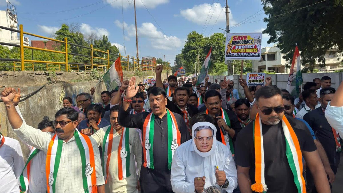 INCIndia's tweet photo. ज्ञानेश कुमार ने जनता के वोट चुराकर लोकतंत्र की हत्या की है। 

'वोट चोर' ज्ञानेश को गद्दी छोड़नी होगी और उन्हें तत्काल गिरफ्तार किया जाना चाहिए। 

इसी मांग के साथ प्रदेश कांग्रेस अध्यक्ष @AmitChavdaINC जी के नेतृत्व में कांग्रेस के नेताओं-कार्यकर्ताओं ने हल्ला बोला।

📍 गुजरात https://t.co/Q08CF2Rsl5